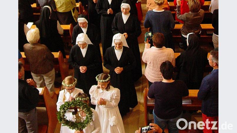 Nach ihrer zeitlichen Profess im Jahr 2018 verlassen Schwester M. Esther Borstner (hinten rechts) und Schwester M. Hannah Walter (hinten links) die Mutterhauskirche. Vor ihnen gehen zwei Novizinnen mit weißen Schleiern. Archivbild: sck