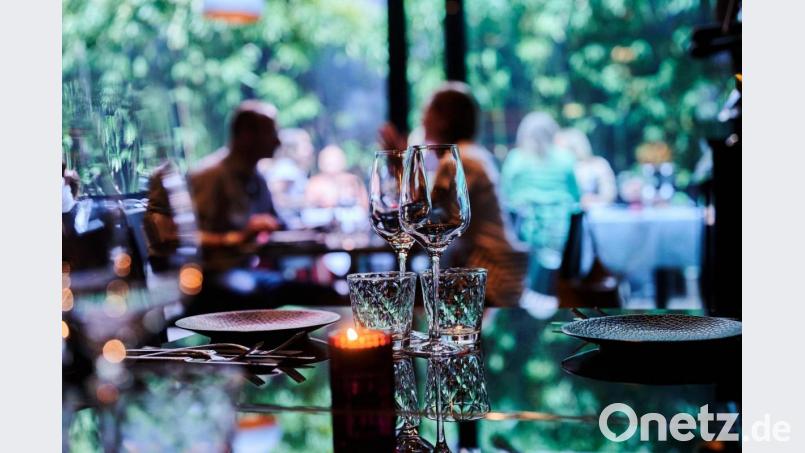 Gäste sitzen im Außenbereich eines Restaurants. Symbolbild: Annette Riedl/dpa