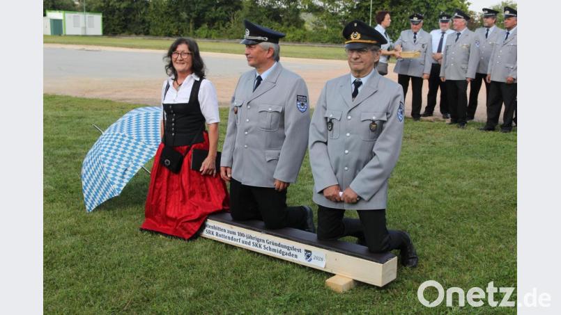 Ganz der Tradition folgend, haben sich die Bittsteller aus Schmidgaden hin gekniet, um ihr Begehr vorzutragen. Das Bild zeigt (von links) Schirmherrin Anna Dobler, Festleiter Johann Ries und Vorsitzenden Franz Probst Bild: ral