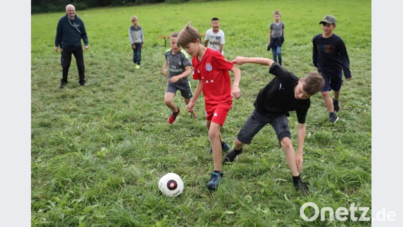 Pfarrer Alois Berzl ließ es sich nicht nehmen, einen Tag das Lagerleben mit seiner Pfarrjugend zu teilen, mit den Kindern Fußball zu spielen und abends eine Feldmesse mit ihnen zu feiern. Bild: ads