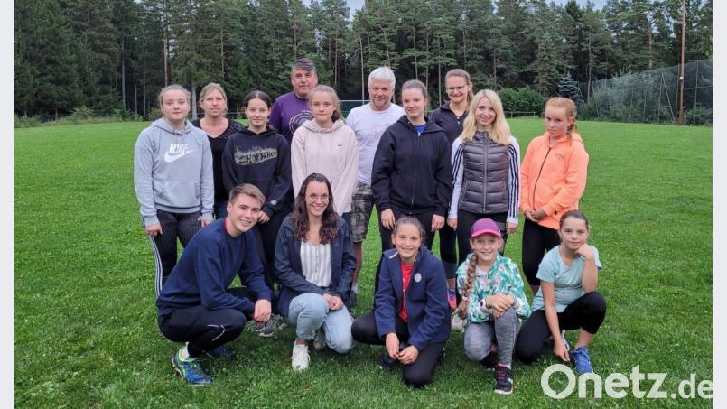 Die Wiesenflitzer und ihre Trainer und Betreuer, in der Ferienzeit allerdings nicht vollzählig. Bild: Jennifer Härlein/exb