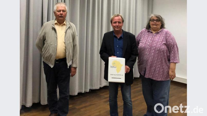 Der Vorsitzende der LAG Mali, Stefan Schuster (Mitte), mit Reinhold Strobl (links) und Petra Schilling (rechts). Bild: Strobl/exb