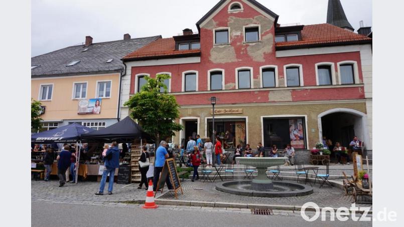 Vor dem Geistbrunnen herrschte geschäftiges Markttreiben. Bild: eib