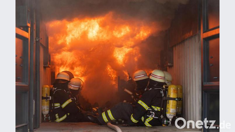 Übungen, die beispielsweise in einer Rauchgas-Durchzündungsanlage (Bild) oder auf einem speziellen Parcours erfolgen können, bereiten die Atemschutz-Geräteträger auf die enorme Hitze vor. Bild: Daniel Reinhardt/dpa