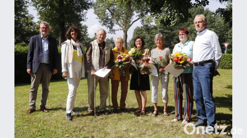 Die Langzeitjubilare flankieren (von links) Bürgermeister Michael Göth und die stellvertretende Vorsitzenden Gisela Promm: 
Georg Honig, Christa Habermehl, Brigitta Biersack für 50 Jahre Mitgliedschaft und Liselotte Hartmann und Margit Marschalek für 60 Jahre Mitgliedschaft. Georg Peters, der Vorstandsvorsitzende des TV Sulzbach-Rosenberg, schließt die Reihe. Bild: mfh