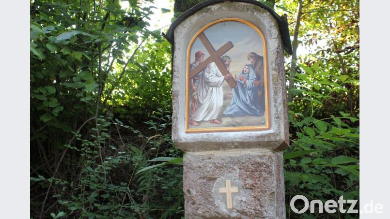 Eine der 14 restaurierten Stationen des Kreuzwegs, der von Utzenhofen auf den Schwärzberg zur dortigen Lourdesgrotte führt. Bild: aun