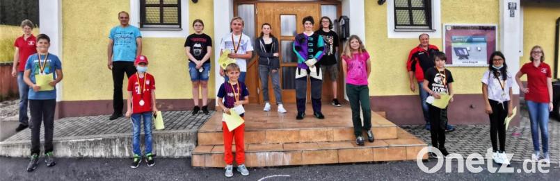 Die jungen Teilnehmer hatten beim Schnupperschießen viel Spaß. Mit auf dem Bild (hintere Reihe von links) Weltmeisterin Kerstin Schmidt, Trainer Wolfgang Bauer sowie (von rechts vorne und hinten) Jugendleiterin Susanne Nentwig und Vorsitzender Bernhard Wenning. Bild: njn