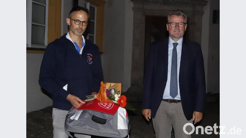 Jörg Steindl (links) ist der erste Taekwondo-Großmeister der Oberpfalz. Das würdigt Bürgermeister Michael Göth mit einer Sonderehrung. Bild: mfh
