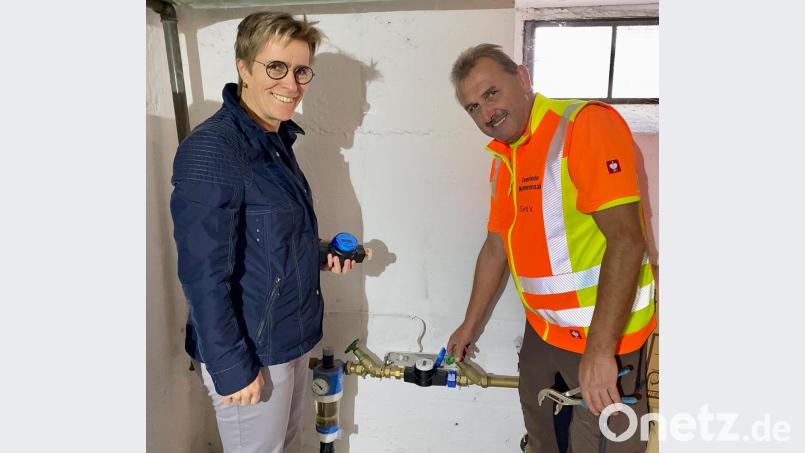 Bürgermeisterin Marion Höcht und Bauhofleiter Volkmar Sirtl freuen sich, dass bereits über 450 neue Wasseruhren in Betrieb gegangen sind. Bild: nza