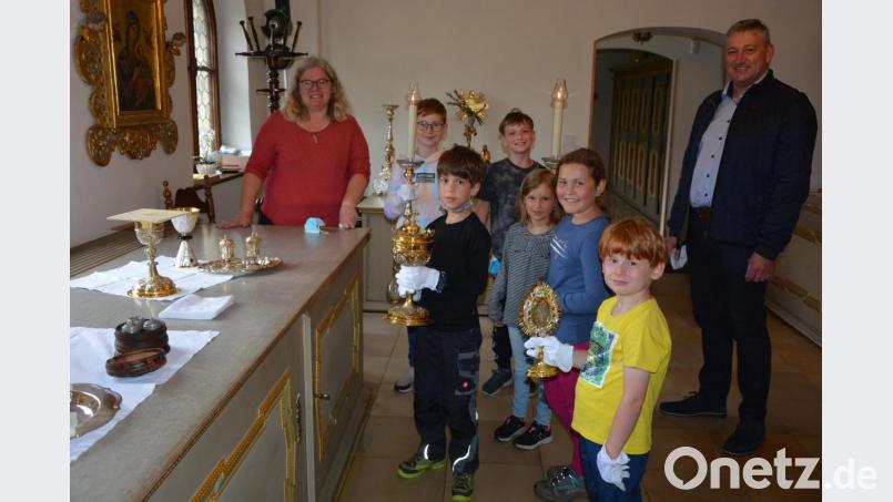 Im Rahmen der Ferienprogramm-Aktion durften die Kinder auch Kirchenschätze der Basilika erkunden. Maria Sagstetter (links) erklärte ihnen die Gegenstände. Rechts im Bild Dritter Bürgermeister Markus Scharnagl, der auch Sprecher des Sachausschuss Ehe und Familie im Pfarrgemeinderat ist. Bild: jr