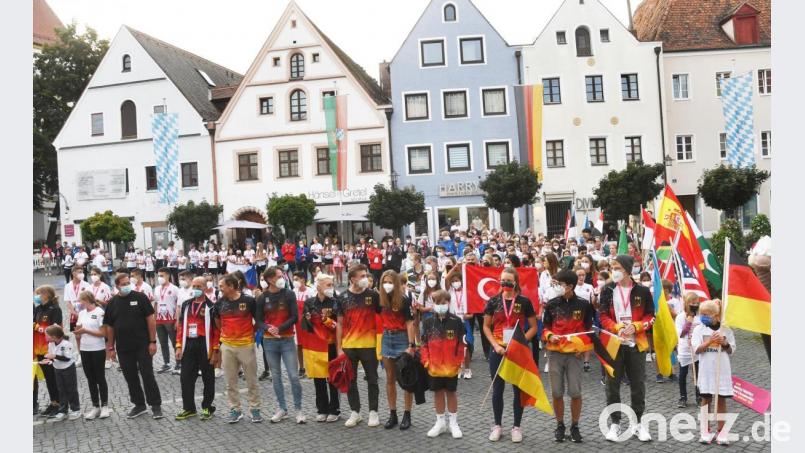 Schnell füllt sich am Mittwochabend der Platz vor dem Alten Rathaus in Weiden. Sportler aus 26 Nationen marschieren zur großen Eröffnungsfeier der Weltmeisterschaft im Biathle, Triathle und Laserrun ein. Bild: Gabi Schönberger