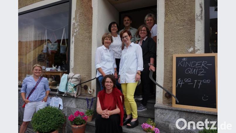 Ein Teil des ehrenamtlichen Bewirtungsteams im &quot;Café Zeitgeist&quot; mit den stellvertretenden LSL-Vorsitzenden Doris Nachtmann-Wurm (zweite Reihe, rechts) und Carmen Feldmeier (zweite Reihe, links). Bild: eib