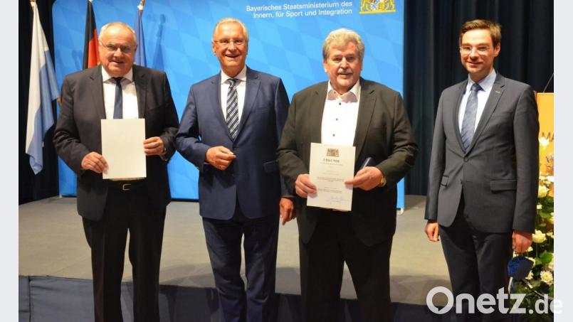 Auch der Weidener Stadtrat Hans Sperrer (Zweiter von rechts) und Bürgermeister Lothar Höher (links) bekommen die Kommunale Verdienstmedaille. Es gratulieren Minister Joachim Herrmann und Landtagsabgeordneter Stephan Oetzinger (rechts). Bild: Kunz