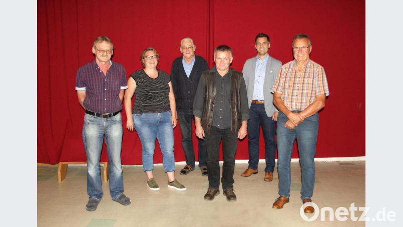 Der neuen Vorstandschaft mit (vorne von links) Johann Kraus, Veronika Biegerl, Michael Ring und Martin Stigler sagten der bisherige Vorsitzende Michael Kehrer und Bürgermeister Rudolf Teplitzky (hinten von links) ihre Unterstützung zu. Bild: Josef Böhm