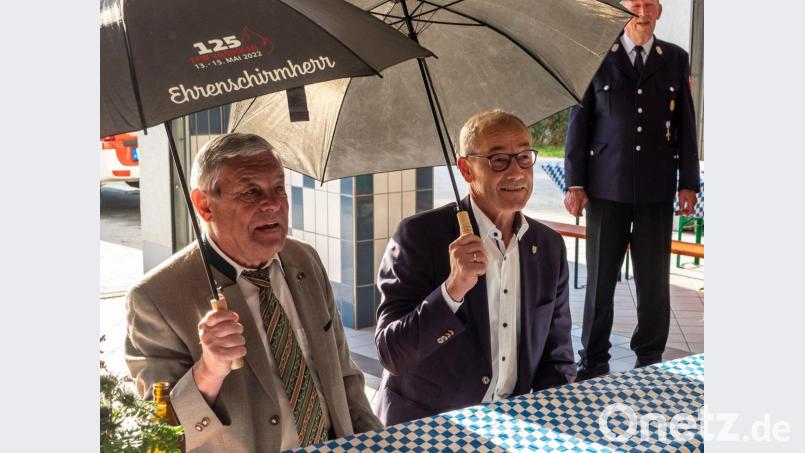 Obligatorisch gab es für beide Schirmherren Gotthard Färber und Erwin Geitner (von links) je einen Regenschirm. Bild: Daniel Kellner/exb