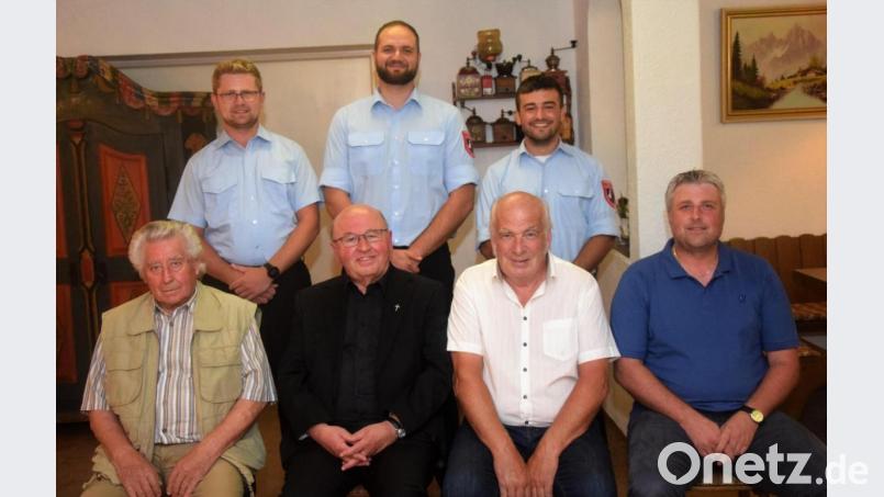Johann Stiegl für 70 Jahre, Pfarrer Willi Bauer und Johann Gollwitzer für 50 Jahre und Martin Voit für 25 Jahre (sitzend von links) wurden bei der Jahreshauptversammlung geehrt. Bild: fz