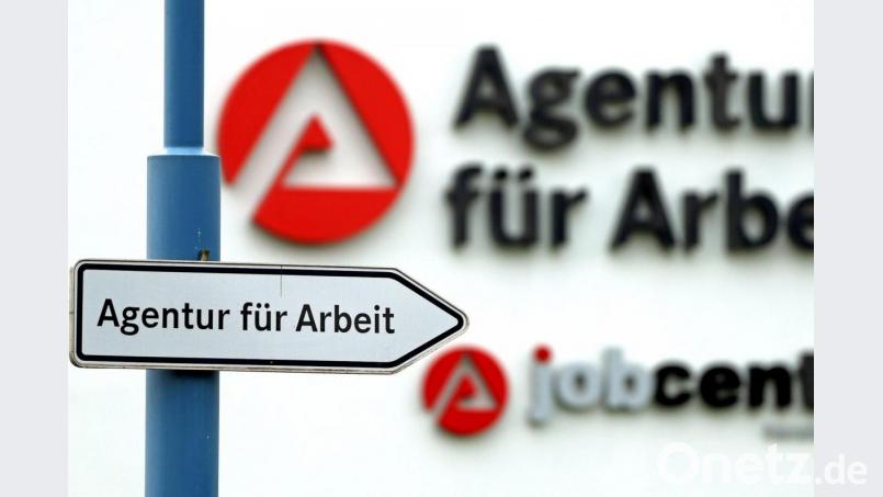 Ein Schild weist den Weg zu einer Zweigstelle der Agentur für Arbeit. Symbolbild: Jan Woitas/dpa