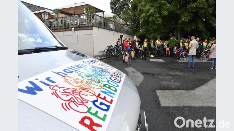 &quot;Wir hatten Krebs&quot; steht auf dem Transparent am Begleit-Fahrzeug: Die Regenbogenfahrt ist keine Spendentour, sondern eine Aktion, die jungen Krebspatienten Mut machen soll. Bild: Petra Hartl