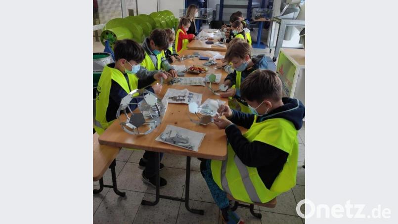 Die Kinder durften selbst Hand anlegen und die vorgelaserten Teile zusammenstecken. Bild: Schmelzer/exb
