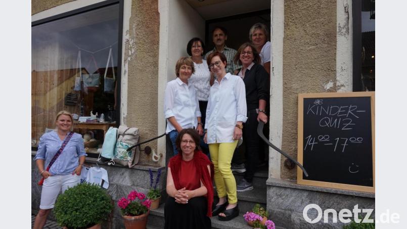 Das Team vom Kaffeehaus „ZeitGeist“ mit Hausbesitzer Ludwig Reger (hintere Reihe, links) und (in der ersten Reihe stehend, links) dritte Vorsitzende Carmen Feldmeier sowie zweite Vorsitzende Doris Nachtmann-Wurm von LSL stellten sich zu einem Foto auf. Bild: eib