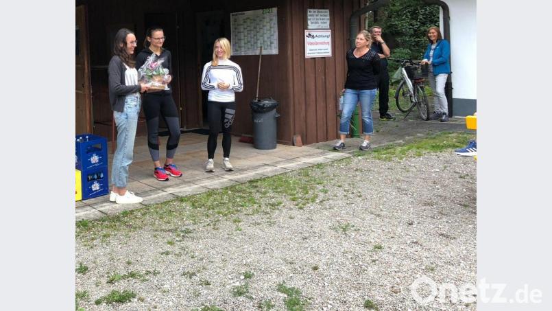 Als Spartenleiterin der Wiesenflitzer wird (von links) Annalena Nützel von den Spartenleiterinnen Kathrin Kiesel und Jennifer Härlein sowie der Vorsitzenden des SK Fürnried, Silvia Utz, verabschiedet. Bild: Jennifer Härlein/exb