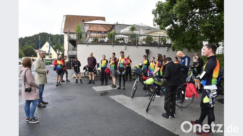 Die Regenbogenfahrt der Deutschen Kinderkrebsstiftung machte auf ihrer Tour von Ulm nach Würzburg auch Station in Neukirchen, wo sie von Bürgermeister Peter Achatzi empfangen wurde. Bild: Petra Hartl
