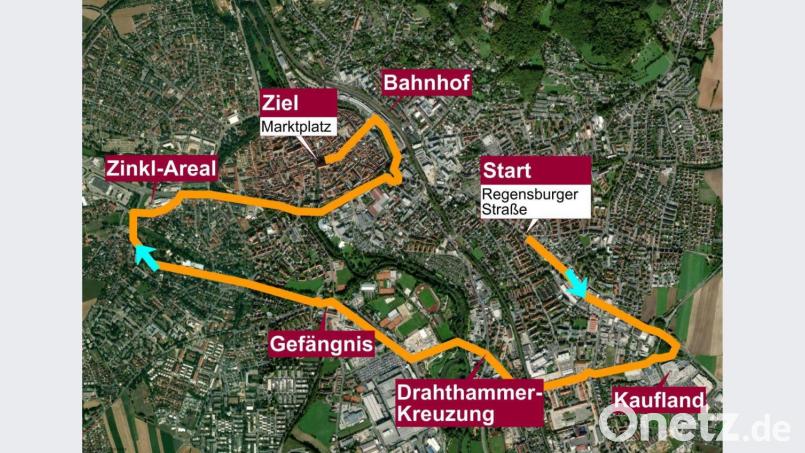 Eigentlich wäre der Weg von der Regensburger Straße zum Marktplatz nicht weit. Aber weil der Weihnachtsbaum-Transporter nicht unter der Bahnbrücke durchkommt, muss er am Montagmorgen einen gewaltigen Umweg nehmen. Bild: Grafik: Oberpfalz-Medien/Maps4News