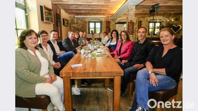 Marianne Schieder (SPD), Ines Tegtmeier (FDP), Christian Schindler (FW), BBV-Obmann Josef Irlbacher, Agnes Beer, Johann Hahn, Josef Wittmann (alle BBV, links am Tisch, von vorne), Tina Winklmann (Grüne), Sönke Siebold (ÖDP), Martina Englhardt-Kopf (CSU), Kreisbäuerin Sabine Schindler, Manuela Pronath und Rita Heigl (rechts, von vorne) diskutierten über die Zukunft der Landwirtschaft. Bild: Clemens Hoesamer