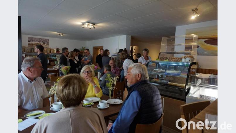 Zweiter Bügermeister Josef Irlbacher lässt sich mit Frau und Bekannten Kaffee und selbstgebackenen Kuchen schmecken Bild: eib