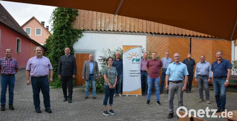 Neuwahlen standen bei den Freien Wählern Konnersreuth an. Im Bild (von links) Richard Schiedeck, Stefan Siller, Bundestagskandidat Tobias Groß, Reinhard Ernstberger, Christina Fellner, Gerhard Haberkorn, Lorenz Haberkorn, Florian Schaumberger, Siegfried Schiml, Vorsitzender Max Bindl, Maximilian Haberkorn, Wolfgang Weiß und Reinhard Wurm. Bild: jr