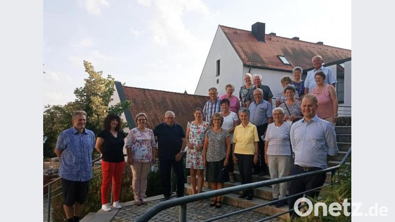 Die geehrten Mitglieder der KAB Neunburg vorm Wald mit Stadtpfarrer und KAB-Kreispräses Stefan Wagner (rechts) sowie dem Vorstandsteam. Bild: Agnes Jonas/exb