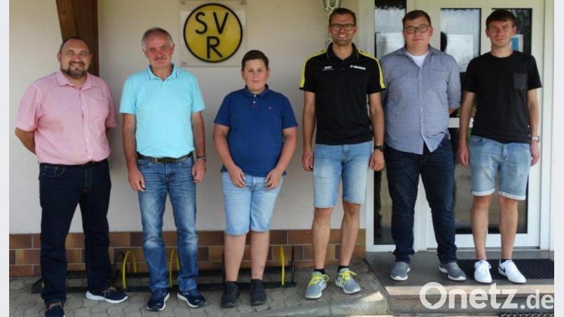 Der SVR blickt in die Zukunft bei den Neuwahlen der Jugendleiter und Jugendsprecher. Zweiter Bürgermeister Oliver Becher und Zweiter Vorsitzender Heinrich Heinl (von links) gratulierten Zweitem Jugendsprecher Marco Krodel, Jugendleiter Markus Hecht und seinem Stellvertreter Christoph Kastner. Rechts der scheidende Jugendleiter Sebastian Sirtl. Bild: twg