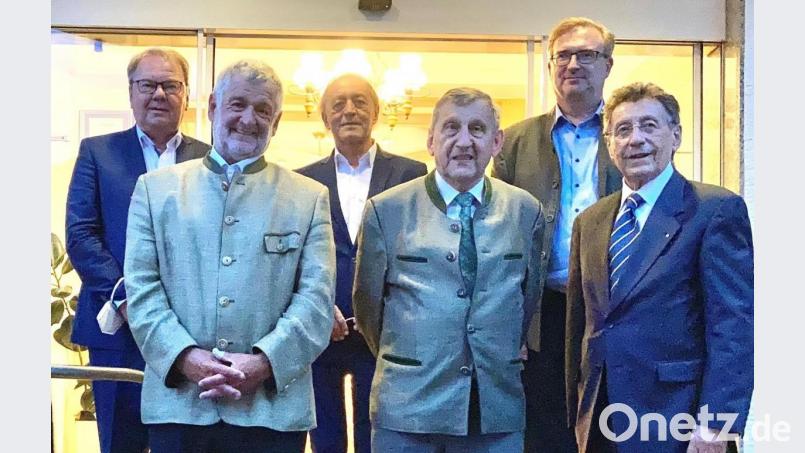 Verabschiedet wurden die bisherigen Verwaltungsräte (von links) Josef Irlbacher, Armin Schärtl, Franz Schindler, Michael Ebnet, Alexander Flierl und Hans Hottner. Bild: Sparkasse Schwandorf/exb