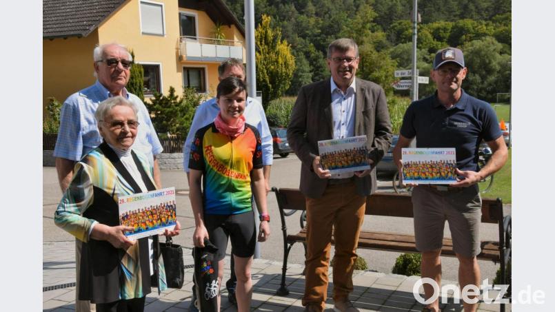 Regenbogenfahrerin Eva-Maria Hümmer mit ihren Großeltern, Barbara und Ludwig Hümmer (links) sowie (von rechts) Feuerwehr-Vorsitzender Christian Singer, Bürgermeister Peter Braun und seinem Stellvertreter Mathias Huger. Bild: bö