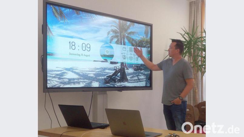 Alexander Schmid erläutert die digitalen Komponenten des „Makerspace“. Der überdimensionale Monitor gehört dazu. Bild: lgc