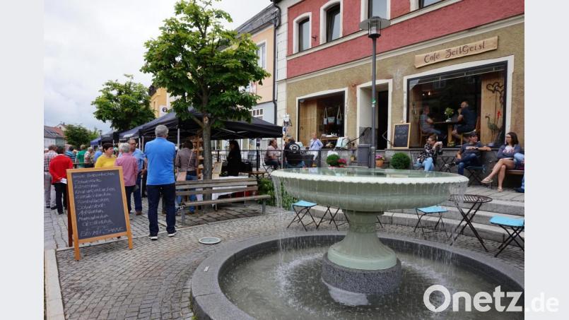 Blick vom Geistbrunnen auf den Bauernmarkt und das Café &quot;ZeitGeist&quot; Bild: eib