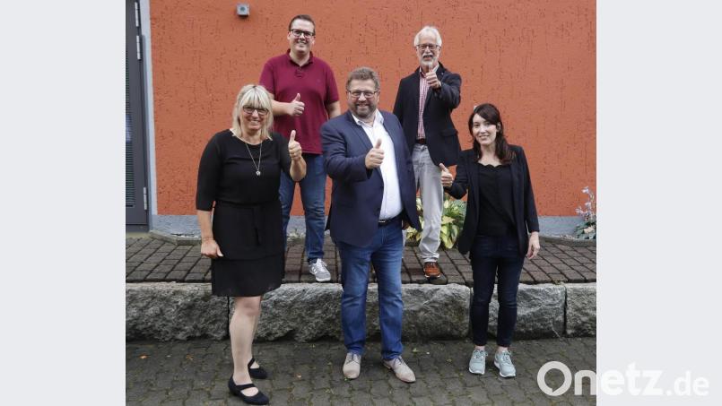 Optimistisch gestimmt für die Bundestagswahl zeigen sich (vorne, von links) SPD-Ortsvorsitzende Bettina Moser, Bundestagskandidat Johannes Foitzik sowie die stellvertretenden Ortsvereinsvorsitzenden Katharina Rösel,. (hinten, von links) Noah Pawlica und Thomas Steiner. Bild: mfh