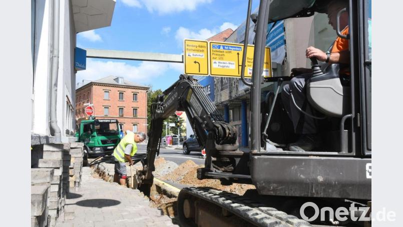 Der Bagger macht sich breit. In der Sedanstraße hebt er einen Graben aus. Bild: Gabi Schönberger