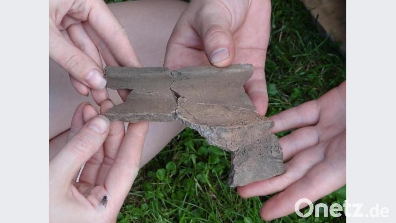 Bei ihren Grabungen am Rauhen Kulm fanden Archäologen Pfeilspitzen, Schmuck und Keramikscherben aus früheren Epochen. Grabungsleiter Dr. Hans Losert informiert über die neuesten Erkenntnisse. Bild: ow