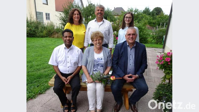 Theres Igl (vorne, in der Mitte) konnte zu ihrem Geburtstag zahlreiche Glückwünsche entgegennehmen. Bild: hm