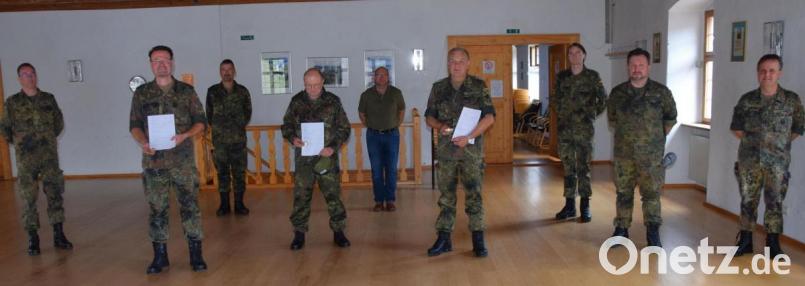 Hauptmann d. R. Andreas Hahn, Stabsfeldwebel d. R. Florian Junkes, Hauptfeldwebel d. R. Thomas Ried, Oberstleutnant d. R. Karl Drexler, Oberfeldarzt d. R. Walther Grau, Stabsfeldwebel d. R. Johann Geitner, Fähnrich d. R. Andreas Baumann, Hauptfeldwebel d. R. Daniel Stahl und Oberstleutnant d. R. Ludwig Nerb (von links) im Hohenburger Rathaus. Bild: bö