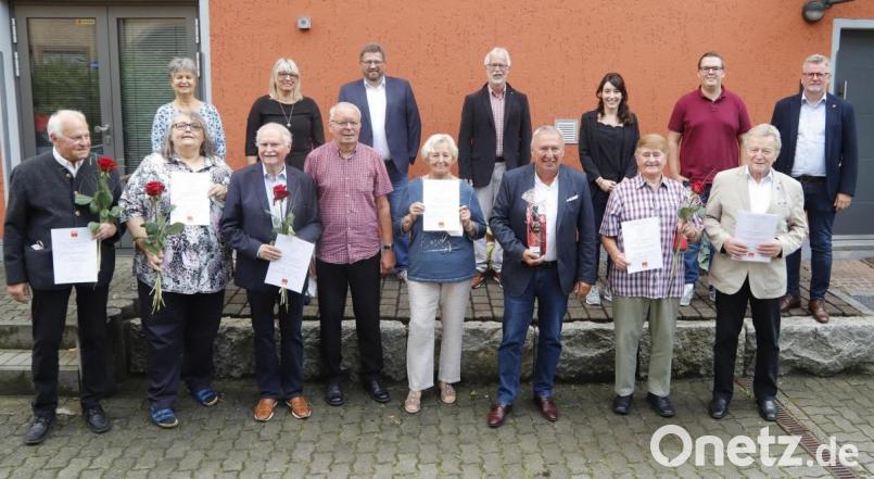 Jubilarehrung beim SPD-Ortsverein Sulzbach-Rosenberg: (vorne, von links) Karl Hering, Petra Schilling, Günther Strobel, Gerhard Dehling, Helene Schwarz (in Vertretung für ihren Sohn Klaus Schwarz), Joachim Bender, Franz Kick, Hans Ott, (hinten, von links) Dritte Bürgermeisterin Hildegard Geismann, SPD-Ortsvorsitzende Bettina Moser, SPD-Bundestagskandidat Johannes Foitzik, Thomas Steiner, Katharina Rösel, Noah Pawlica und Bürgermeister Michael Göth. Bild: mfh