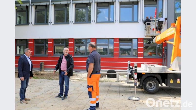 Bürgermeister Norbert Eckl (von links), Planer Albert Krämer und Bauhofleiter Josef Fuchs trafen sich zur Baustellenbesprechung. Im Hintergrund sind Monteure damit beschäftigt, den Sonnenschutz an den Fenstern anzubringen. Bild: akp