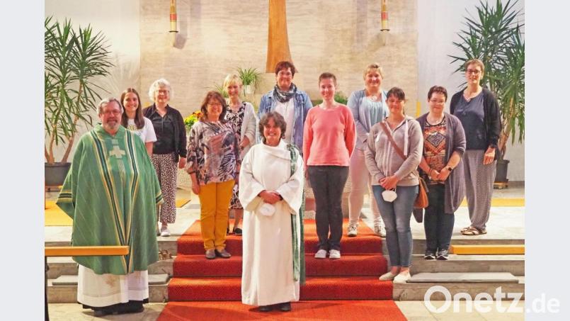 Gemeindereferentin Maria Wiit (vorne in der Mitte) bei ihrer Verabschiedung, links Pfarrer Ertl, vierte von links Pfarrgemeinderatssprecherin Maria Schlögl. Bild: twi