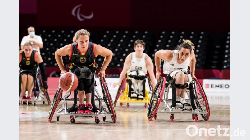 Svenja Mayer (links) im zweiten Spiel bei den Paralympics in Tokio. Gegen Großbritannien gewann die deutsche Rollstuhlbasketballmannschaft mit 53:35. Bild: Stephanie Wunderl