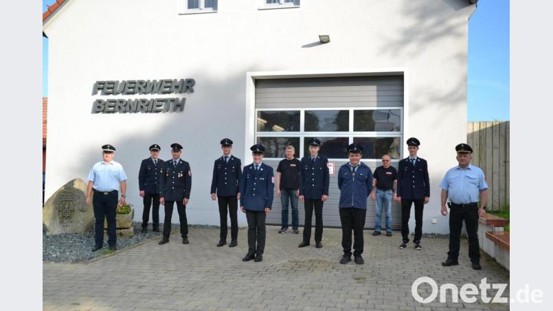 Erfolgreiche Prüflinge: Zum Schluss durften sich die Nachwuchsfeuerwehrleute die Jugendspange anstecken. Bild: bml
