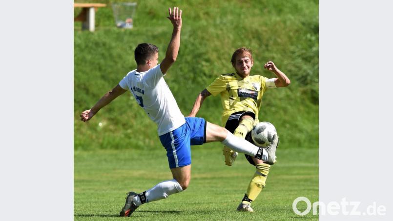 Bastian Forster (rechts) hält dagegen: Die Spieler der DJK Neustadt wollen gegen den ebenfalls noch sieglosen TuS/WE Hirschau den ersten Dreier. Bild: Büttner, Gerhard