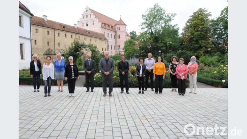 Auf insgesamt 325 Jahre bringen es zehn Bedienstete des Landratsamtes, deren Dienstjubiläum bei der Feierstunde im Landratsamt gewürdigt wurde. Bild: Christine Hollederer