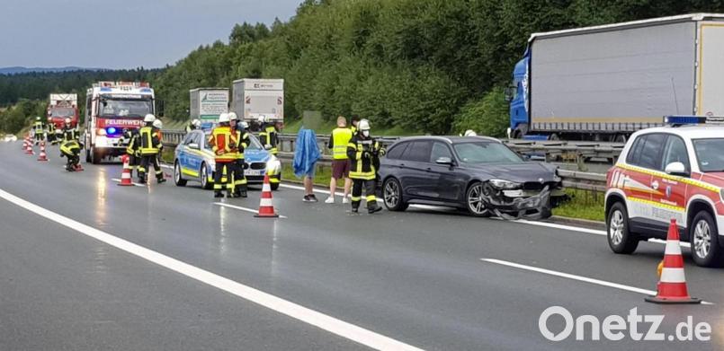 Mehrere beschädigte Leitplankenfelder und ein demoliertes Fahrzeug waren die Bilanz eines Unfalls am Donnerstagabend auf der Autobahn A 6 bei Kaltenbaum. Bild: dob