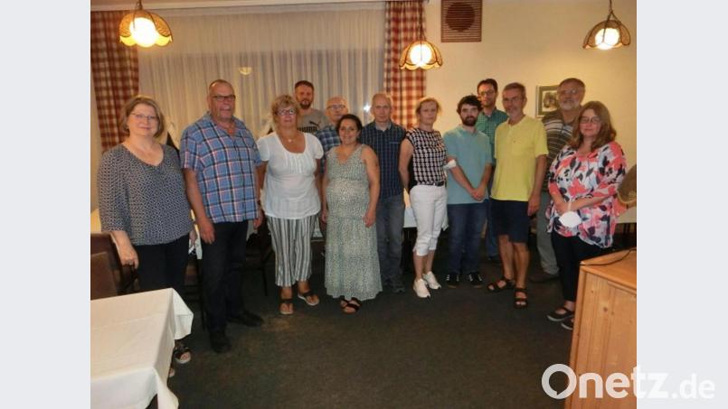 Der Fichtelgebirgsverein wählte einen neuen Vorstand. Das Bild zeigt von links Dritte Bürgermeisterin Gisela Kastner Stephan Schremmer, Erika Schremmer, Peter Hochmuth, Gerald Kunz, Kristin Hochmuth, Roland Kunz, Ute Küffner, Sebastian Greger, Harald Scharf, Tilo Schöffel, Josef Leeb und Simone Greger. Bild: FGV/exb